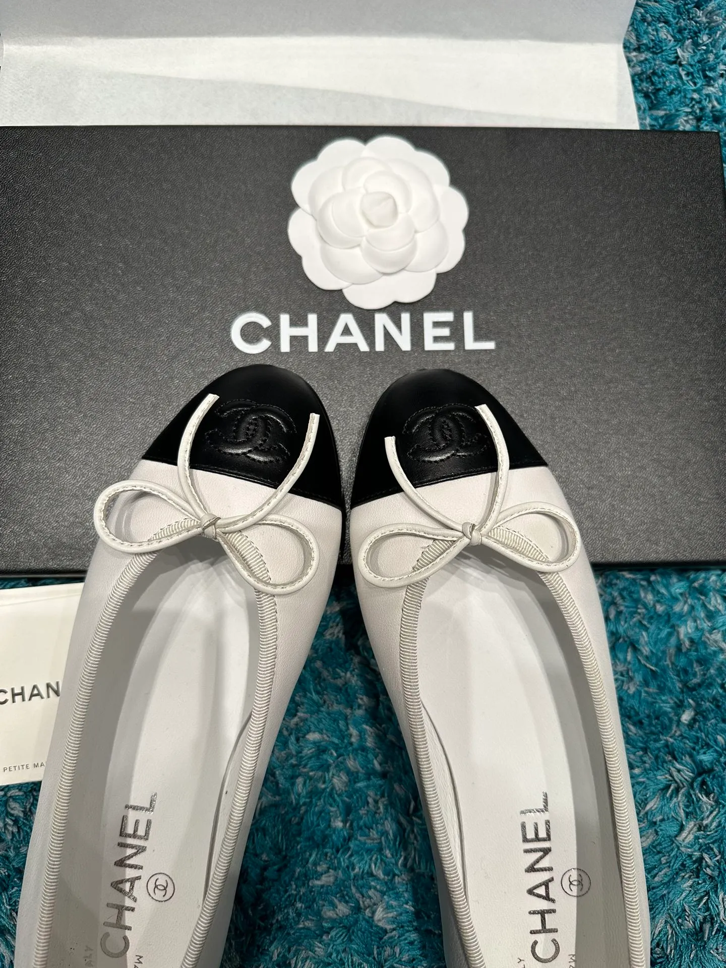 👟👟Ex-factory price 440👟👟 Chanel has been upgrading Chanel shoes ~ 2021ss top version HK overseas purchasing original cut at 1:1 Chanel Chanel Eternal Classic Bow Round Toe Ballet Shoes There are not many good quality, truly no pressure to enter and exit the counter. Regardless of the last type, leather material selection, and manufacturing process, they are all genuine craftsmanship and very sophisticated. ◾️Fabric: Mixed sheepskin imported from Italy ◾️Lining: Imported sheepskin (sweat-absorbent and soft) ◾️Sole: Italian special A-grade genuine leather sole (not ordinary thin sole in the market) ◾️Size: 35-39 [34 40 41 42 43 customization is not returnable]